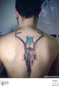 背部有角的鹿头骨与几何点刺纹身图案