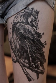 腿部黑色的乌鸦皇冠纹身图案