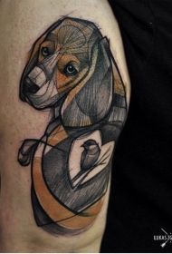 大臂雕刻风格彩色狗与心形小鸟纹身图案