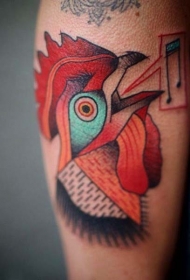 简单的彩色公鸡和音符手臂纹身图案
