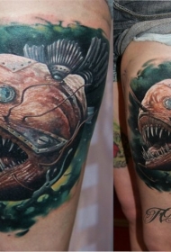 大腿写实风格彩色神秘邪恶的机械鱼纹身图案