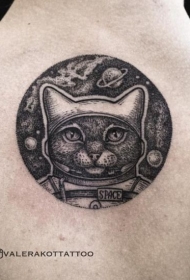 背部圆形的黑色点刺可爱猫宇航员纹身图案