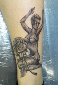 小腿僵尸女孩和玫瑰纹身图案