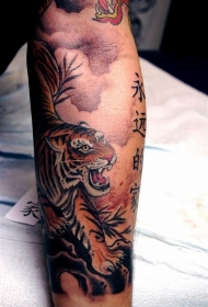 手臂优雅的亚洲风格老虎汉字纹身图案