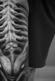 腿部非常酷的黑灰写实脊椎骨纹身图案