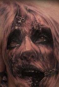 恐怖电影里的女怪物肖像胸部纹身图案