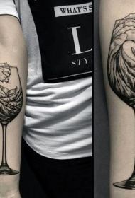 手臂酒杯黑白与超现实主义风格海浪鲸鱼纹身图案