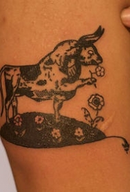公牛嗅花朵纹身图案