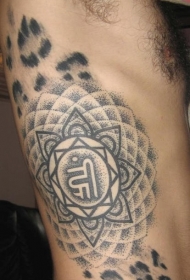 侧肋点刺梵花和豹纹纹身图案