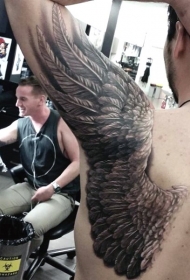 背部和手臂印象深刻的写实黑灰翅膀纹身图案