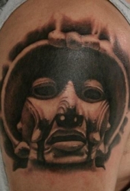 黑灰风格的面具大臂纹身图案