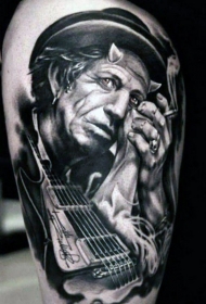 大腿写实黑白摇滚明星和吉他纹身图案