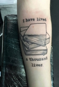 手臂黑色线条一叠书籍与字母纹身图案
