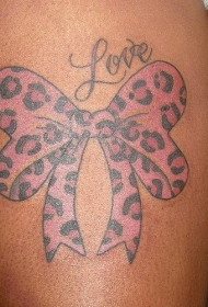 粉红色豹纹蝴蝶结字母大腿纹身图案