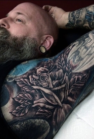 手臂壮观的黑色大玫瑰纹身图案