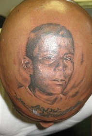 头部漂亮的黑白男孩肖像纹身图案