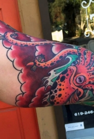 大臂卡通彩色大鱿鱼和海浪纹身图案