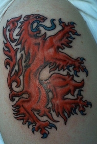 大臂红色怪物狮子与蓝色的舌头纹身图案