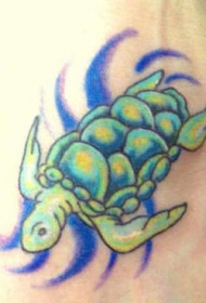 游泳的绿海龟与蓝色标志纹身图案