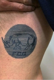 侧肋圆形的黑色线条犀牛和字母纹身图案