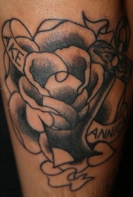 传统的黑灰玫瑰与字母纹身图案