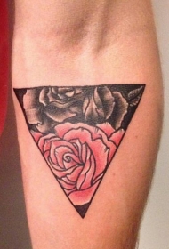 小臂内侧黑色三角形和红色玫瑰纹身图案