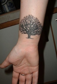 手腕黑色树纹身图案