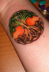 手腕凯尔特结彩色树纹身图案