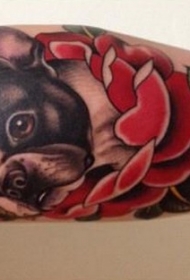 法国斗牛犬和红色的花朵纹身图案