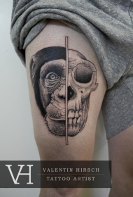 大腿雕刻风格黑色半头骨半猴子头部纹身图案