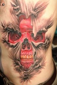 侧肋撕裂皮肤和令人毛骨悚然的红色骷髅纹身图案