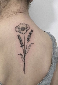 女生背部苍白的黑色罂粟花和小麦纹身图案