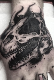 手背雕刻风格黑色恐龙头骨纹身图案