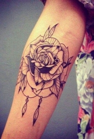 经典的黑色线条点刺玫瑰花纹身图案