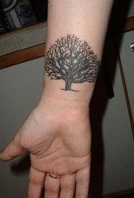 手腕上的黑色树纹身图案