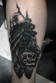 小腿黑色老鹰骷髅和蜡烛纹身图案
