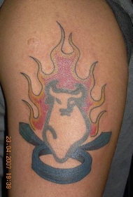 金牛座符号和公牛火焰纹身图案