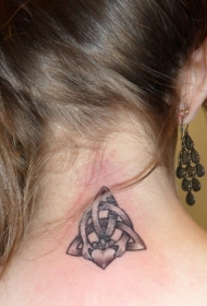 女孩颈部可爱的凯尔特符号纹身图案
