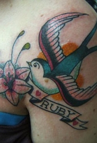 肩部燕子和百合花经典纹身图案