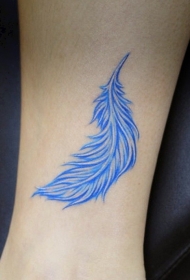 可爱的蓝色羽毛腿部纹身图案