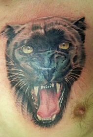 胸部写实的黑豹头像纹身图案