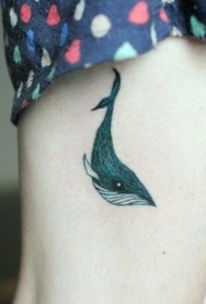 大腿简单的黑色小鲸鱼纹身图案