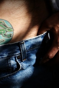 腰部绿色的兔子和蓝色圆圈纹身图案