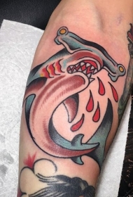 彩色血腥的卡通锤头鲨手臂纹身图案