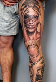 大腿独特的手绘黑白肖像与骷髅面具纹身图案
