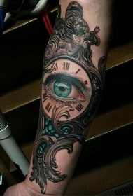 小臂彩色老式时钟与蓝色眼睛纹身图案