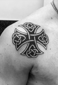 肩部中等大小的黑色凯尔特十字架纹身图案