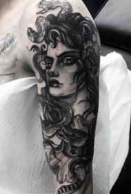 手臂邪恶的美杜莎和蛇黑灰纹身图案