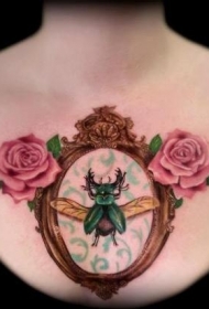 镜子上的绿甲虫和玫瑰纹身图案
