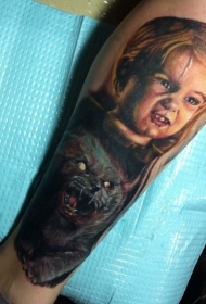 小腿写实男孩与毛骨悚然的怪物猫纹身图案